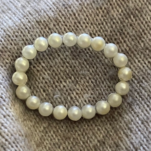 Oval faux white pearl silver tone metal pin brooch - Picture 2 of 6